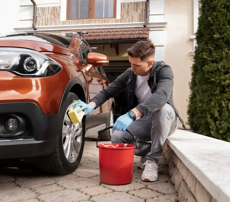 Lavage auto à domicile Bonvillet : professionnel intervenant sur un véhicule